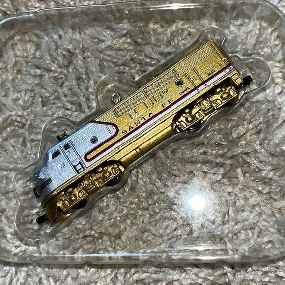 Hallmark Keepsake Ornament Lionel Santa Fe F3A Diesel Locamotive 2006 QXE3233 - Picture 6 of 10